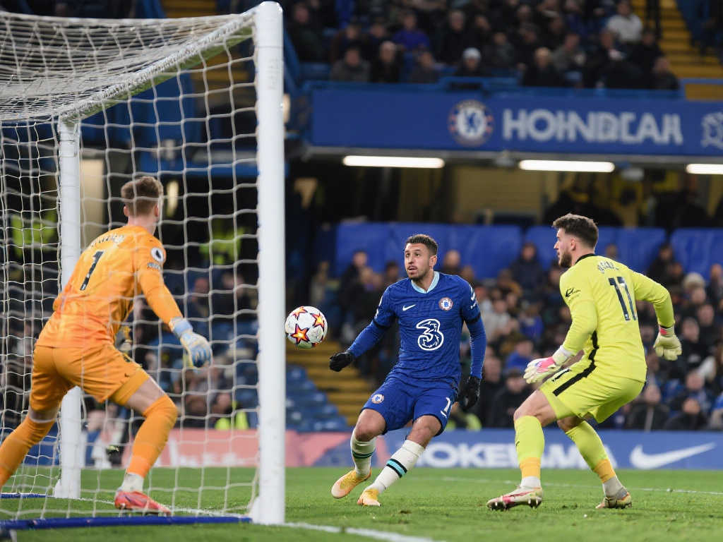 英媒讽刺切尔西锋线疲软：难度爆表，不妨考虑租借本泽马？